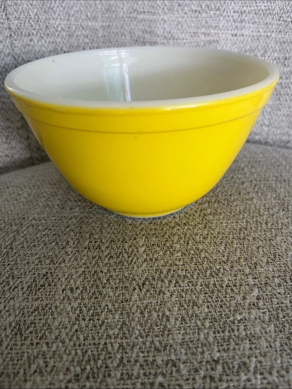 Vintage Pyrex yellow nesting bowl 1.5 PT number 401 like new condition
